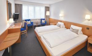Postel nebo postele na pokoji v ubytování Hotel Schiff am Rhein + 16 fotografií