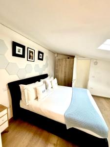 um quarto com uma grande cama branca com almofadas brancas em Celeste's House em Florença