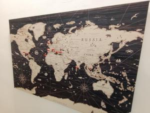 Un mapa del mundo en una pared en DOLCE VITA CASA, en Pápa