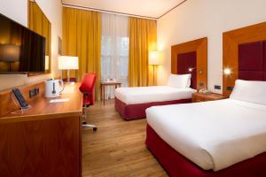 A bed or beds in a room at Crowne Plaza Venice East by IHG