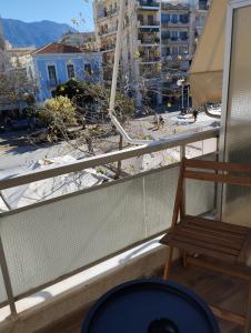 balcón con banco y vistas a la ciudad en Central Charm, en Kalamata