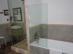 
a bathroom with a sink, toilet and bathtub at Palacio Chaves Hotel in Trujillo
