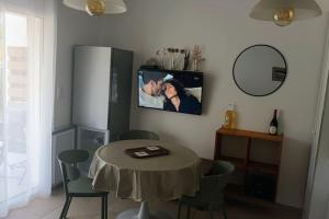 Televisyen dan/atau pusat hiburan di Résidence front de mer + Piscine