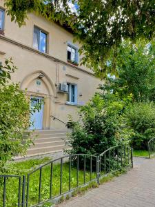 un bâtiment avec une clôture devant lui dans l'établissement Apartament central 2 camere, à Râmnicu Vâlcea