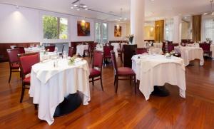 A restaurant or other place to eat at Crowne Plaza Venice East by IHG