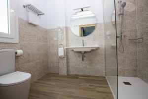 bagno con servizi igienici, lavandino e specchio di Ocean Lounge ad Altea