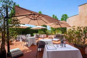 A restaurant or other place to eat at Crowne Plaza Venice East by IHG Még 37 kép
