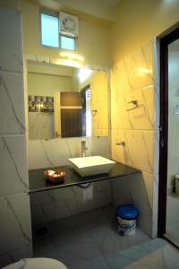 a bathroom with a sink and a mirror at Aqua Marina Drive Inn in Mandarmoni