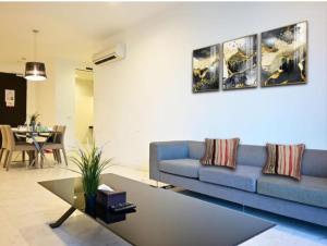 sala de estar con sofá azul y mesa en The platinum suites Kuala lampur heaven touch, en Kuala Lumpur