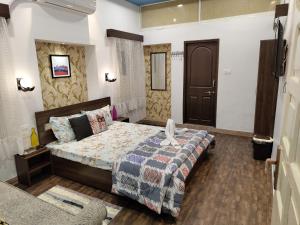 - une chambre avec un lit dans l'établissement Leisure Homestay, à Udaipur