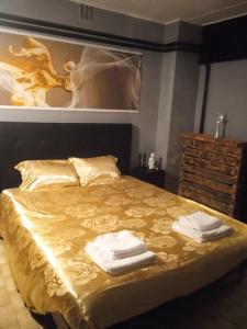 a bedroom with a bed with two towels on it at Chez Ana à Morez in Morbier