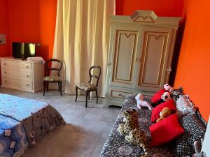 sypialnia z kanapą z wypchanymi zwierzętami w obiekcie Casavacanze Azzurra w mieście Sarzana
