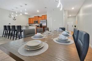 A restaurant or other place to eat at Lovely new Townhome paradise