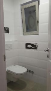 biała łazienka z toaletą i lustrem w obiekcie Villa Arbatica w mieście Barbat na Rabu