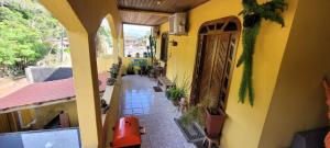 einen leeren Flur eines Hauses mit gelber Wand in der Unterkunft Casa Sapucaia - Praia in Santa Cruz Cabrália