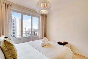 Voodi või voodid majutusasutuse Luxury Suite by Les Maisons de Charloc Homes toas