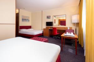 A bed or beds in a room at Crowne Plaza Venice East by IHG