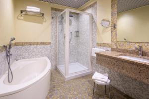 A bathroom at Crowne Plaza Venice East by IHG