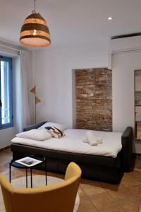 1 dormitorio con 1 cama, 1 mesa y 1 silla en Charmant studio à deux pas de Monaco, en Beausoleil