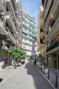 uma rua vazia numa cidade com edifícios altos em Downtown Studio Thessaloniki em Tessalônica