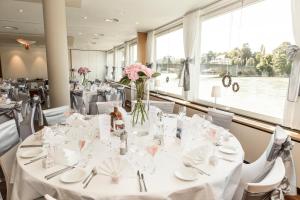 Restaurace v ubytování Hotel Schiff am Rhein