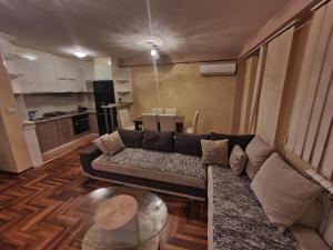 un soggiorno con divano e tavolo di Dunja ambient a Kraljevo