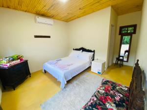 ein Schlafzimmer mit einem Bett und einer Kommode darin in der Unterkunft Ferrari Casa Nostra in Santa Teresa + 1 Foto