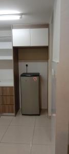 une pièce vide avec un petit réfrigérateur. dans l'établissement Hillpark Residens, à Semenyih