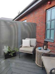 una silla y una mesa en el patio en The Heyford Hotel, en Upper Heyford