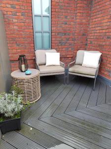 2 sedie e un tavolo su un patio di The Heyford Hotel a Upper Heyford