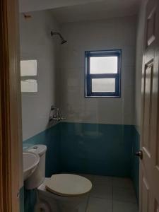 baño con aseo y lavabo y ventana en Staymaker Phủ Lý, en Phủ Lý
