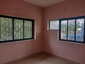 2 ventanas en una habitación con paredes rosas en Staymaker Phủ Lý, en Phủ Lý