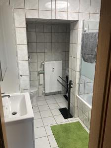 a small bathroom with a sink and a toilet at Ferienwohnung Kleinbreitenbach in Plaue
