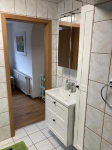 y baño con lavabo y espejo. en Ferienwohnung Kleinbreitenbach en Plaue