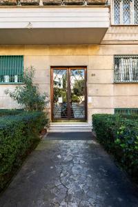 un bâtiment avec une porte et une passerelle devant dans l'établissement Luxury appartment 250mt for lovers, à Rome