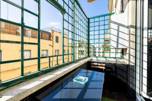 - une vue depuis le balcon d'un immeuble avec piscine dans l'établissement Luxury appartment 250mt for lovers, à Rome