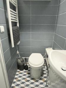 a bathroom with a toilet and a sink at Charmant studio neuf proche de paris in Bagnolet