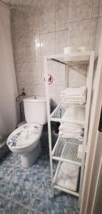 une salle de bain avec toilettes et une étagère avec des serviettes dans l'établissement Thalassa apartment 2 Perea, à Peraia 11 autres photos