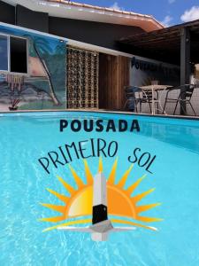 una señal en el lado de una piscina en Pousada Primeiro Sol, en João Pessoa
