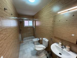 La salle de bains est pourvue de toilettes, d'un lavabo et d'une douche. dans l'établissement ECIJA Plata Rota Apartment by Cadiz4Rentals, à Rota