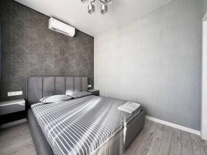 sypialnia z dużym łóżkiem w pokoju w obiekcie 48 Pearl Cozy Apartment w Odessie