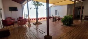 een kamer met een patio met een tafel en stoelen bij Scorpius Hostel in Vicuña