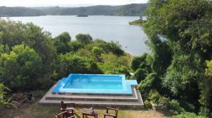 - une piscine avec vue sur le lac dans l'établissement Cerro Pelado Lago Club, 