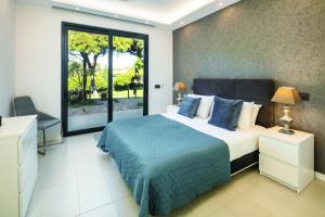 um quarto com uma cama grande e uma janela grande em Vale do Lobo Modern Villa With Pool by Homing em Vale do Lobo