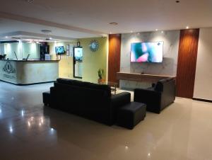 Uma televisão e/ou sistema de entretenimento em Hotel Chico Real