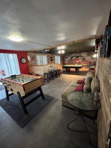 Belleray的住宿－Gîte familial avec spa privatif & piscine chauffée，客厅里设有台球桌