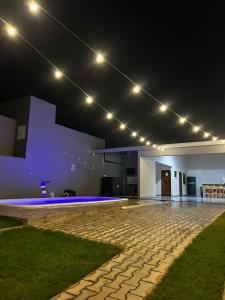 Habitación grande con luces moradas en el techo. en Macadamia Espaço de Festas e hospedagem, en Lucas do Rio Verde
