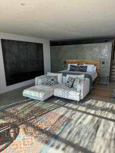 a living room with a bed and a couch at El jardin Botánico Villa LUZ in Altea