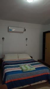 um quarto com uma cama e ar condicionado em Tacita de Plata Apart em San Salvador de Jujuy