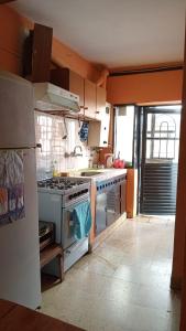 uma cozinha com um fogão e um lavatório em Tacita de Plata Apart em San Salvador de Jujuy